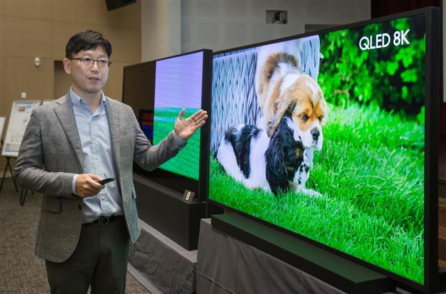 LG전자와 삼성전자가 초고화질 8K TV 기술을 놓고 17일 공방전을 벌였다. 이날 오후 서울 서초구 우면동 삼성전자 서울R&D캠퍼스에서 용석우 삼성전자 영상디스플레이사업부 상무가 유럽 인터넷동영상(OTT) 기업의 8K 동영상을 바로 재생해 낸 삼성 TV와 업로드하지 못하다 화면이 깨져 버린 LG TV의 성능을 비교, 평가하고 있다. 삼성 제공