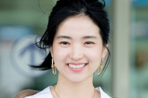 “자체 반사판 미모” 김태리, 공항 휩쓴 우아美 [SSEN컷]