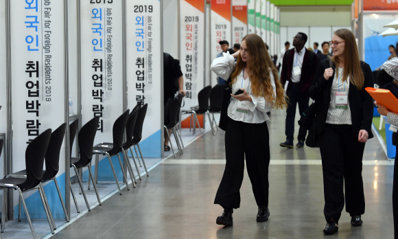 18일 서울 코엑스에서 열린 외국인 취업박람회에 참석한 외국인들이 구직활동을 하고 있다. 2019.9.18 박지환기자 popocar@seoul.co.kr