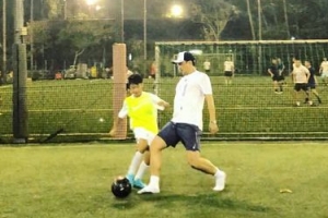 “꿈꿔왔던 투샷” 안정환, 아들과 맨발 축구 중 [EN스타]