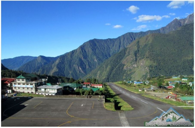 세계에서 가장 위험한 공항 가운데 하나로 언제나 꼽히는 네팔 쿰부 히말라야 지역의 관문 격인 루클라의 힐러리 텐징 공항 황주로와 계류장 모습. 대략 활주로 길이는 250m 정도로 알려져 있다. 베이스캠프 익스커전 홈페이지 캡처