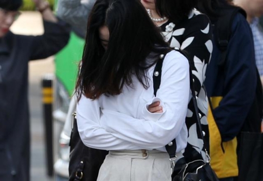 [포토] ‘쌀쌀해졌네’… 움츠린 출근길