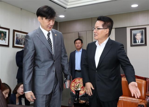 [포토] 박지원 의원 예방하는 조국 법무 장관