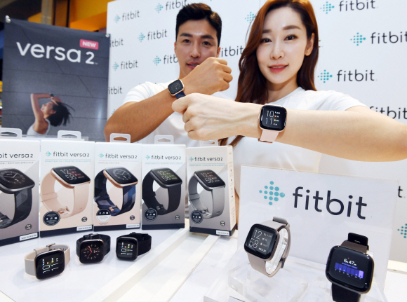 19일 서울 영등포 타임스퀘어에서 열린 핏빗(Fitbit), 새로운 스마트 워치 ‘버사2‘ 행사에서 모델들이 제품을 선보이고 있다.  핏빗은  ‘버사 2(Fitbit Versa 2)’의 국내 출시를 앞두고 19일부터 핏빗 공식 온라인 숍과 지마켓, 옥션, 전국 일렉트로마트에서 사전 예약 판매를 실시하고 사전 예약 구매한 고객에게 2만원 할인 혜택을 줄 예정이다. 2019. 9. 19. 박윤슬 기자 seul@seoul.co.kr