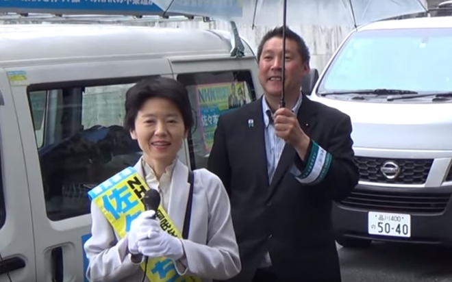 지난 4월 일본 지방선거에서 유세하고 있는 사사키 지나쓰(왼쪽) 도쿄도 스기나미구 의원. <유튜브 화면 캡처>