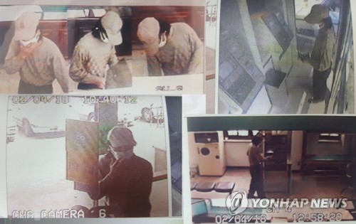 2002년 4월 당시 B씨가 피해자 명의 카드로 돈을 인출하던 모습이 담긴 CCTV. 연합뉴스