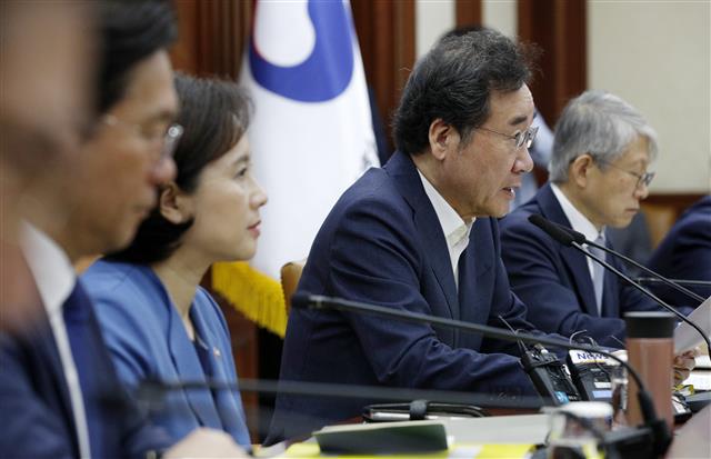 이낙연(오른쪽 두 번째) 국무총리가 19일 서울 종로구 세종로 정부서울청사에서 열린 제89회 국정현안점검조정회의에서 모두발언을 하고 있다. 이 총리는 “규제를 그대로 두는 것은 혁신성장을 포기하는 것”이라며 규제개선을 강조했다. 뉴스 1