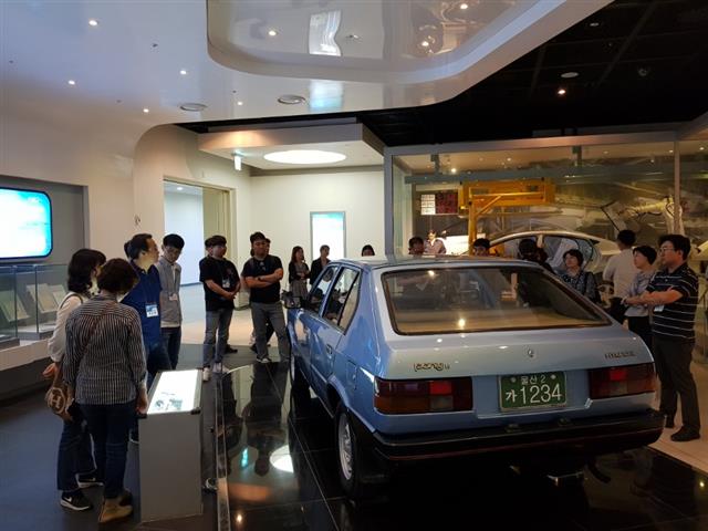 전국 마이스터고 산업현장 체험 및 수학여행 관계자들이 19일 울산박물관 산업사관에서 울산 산업시설에 대해 설명을 듣고 있다. 울산시 제공