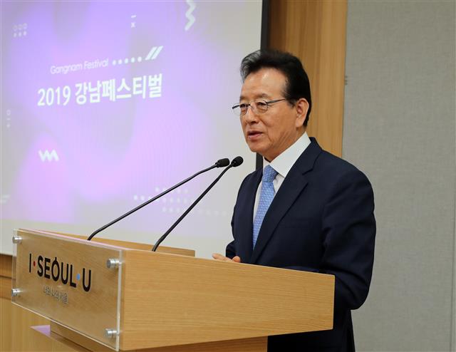 정순균 서울 강남구청장이 19일 서울시청 브리핑룸에서 열린 기자설명회에서 ‘2019 강남페스티벌’을 소개하고 있다. 강남구 제공
