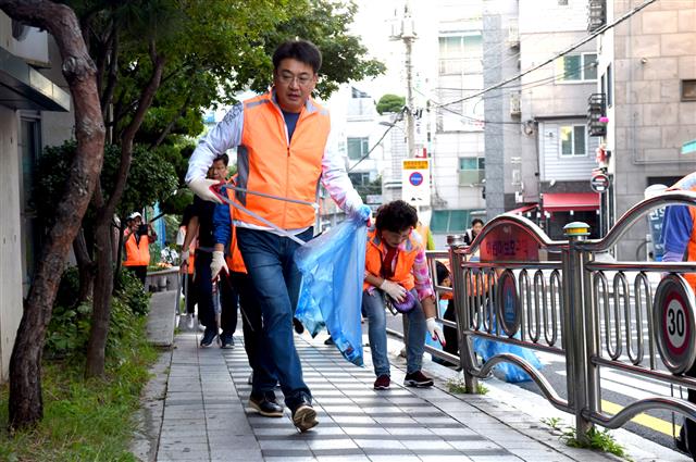 오승록 서울 노원구청장이 지난 18일 노원구 공릉2동 일대에서 보행로에 무단투기된 쓰레기를 수거하고 있다. 노원구 제공