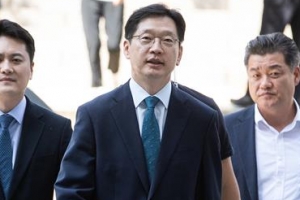 “킹크랩 본 적 없다” “뚫어지게 봐”…김경수·드루킹 2심 치열한 신경전