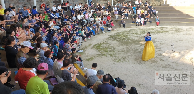 지난 9월 15일 진행된 공연에서 인천시 풍물연구보존회의 ‘연희놀음판’ 중 판소리 한 대목을 부르고 있는 모습. 