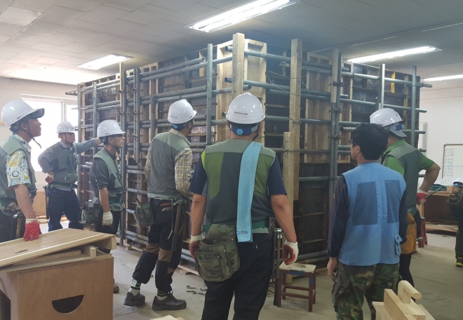 목공형틀 작업을 하고 있는 수강생들 모습. 영등포구 제공 2019.9.20.
