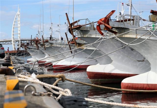 태풍 ‘타파’ 제주 접근, 꽁꽁 묶인 선박들