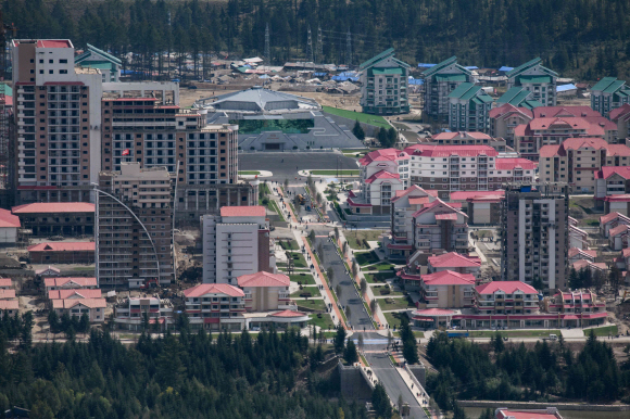 A photo taken on September 13, 2019 shows an under-construction museum in North Korea‘s northern city of Samjiyon. - The monumental construction project in the far reaches of North Korea ordered by leader Kim Jong Un, involves nothing less than the rebuilding of the entire town of Samjiyon, the seat of a county which includes the supposed birthplace of Kim’s father and predecessor Kim Jong Il, and Mount Paektu, the spiritual birthplace of the Korean nation. The plan includes a museum of revolutionary activities, a winter sports training complex, processing plants for blueberries and potatoes -- two of the area‘s most important crops -- a new railway line to Hyesan, and 10,000 apartments. (Photo by Ed JONES / AFP) / To go with NKorea-politics-economy-construction-Samjiyon, FOCUS by Sebastien Berger/2019-09-20 11:13:03/ <저작권자 ⓒ 1980-2019 ㈜연합뉴스. 무단 전재 재배포 금지.>