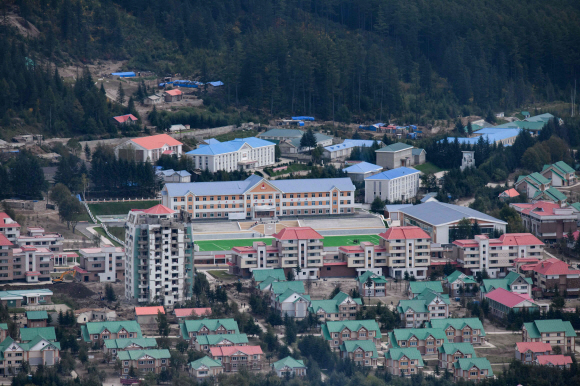 A photo taken on September 13, 2019 shows an under-construction secondary school in North Korea‘s northern city of Samjiyon. - The monumental construction project in the far reaches of North Korea ordered by leader Kim Jong Un, involves nothing less than the rebuilding of the entire town of Samjiyon, the seat of a county which includes the supposed birthplace of Kim’s father and predecessor Kim Jong Il, and Mount Paektu, the spiritual birthplace of the Korean nation. The plan includes a museum of revolutionary activities, a winter sports training complex, processing plants for blueberries and potatoes -- two of the area‘s most important crops -- a new railway line to Hyesan, and 10,000 apartments. (Photo by Ed JONES / AFP) / To go with NKorea-politics-economy-construction-Samjiyon, FOCUS by Sebastien Berger/2019-09-20 11:11:56/ <저작권자 ⓒ 1980-2019 ㈜연합뉴스. 무단 전재 재배포 금지.>