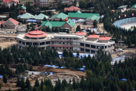 A photo taken on September 13, 2019 shows an under-construction hotel in North Korea‘s northern city of Samjiyon. - The monumental construction project in the far reaches of North Korea ordered by leader Kim Jong Un, involves nothing less than the rebuilding of the entire town of Samjiyon, the seat of a county which includes the supposed birthplace of Kim’s father and predecessor Kim Jong Il, and Mount Paektu, the spiritual birthplace of the Korean nation. The plan includes a museum of revolutionary activities, a winter sports training complex, processing plants for blueberries and potatoes -- two of the area‘s most important crops -- a new railway line to Hyesan, and 10,000 apartments. (Photo by Ed JONES / AFP) / To go with NKorea-politics-economy-construction-Samjiyon, FOCUS by Sebastien Berger/2019-09-20 11:11:54/ <저작권자 ⓒ 1980-2019 ㈜연합뉴스. 무단 전재 재배포 금지.>
