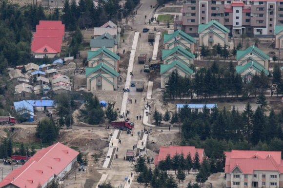 A photo taken on September 13, 2019 shows under-construction apartments in North Korea‘s northern city of Samjiyon. - The monumental construction project in the far reaches of North Korea ordered by leader Kim Jong Un, involves nothing less than the rebuilding of the entire town of Samjiyon, the seat of a county which includes the supposed birthplace of Kim’s father and predecessor Kim Jong Il, and Mount Paektu, the spiritual birthplace of the Korean nation. The plan includes a museum of revolutionary activities, a winter sports training complex, processing plants for blueberries and potatoes -- two of the area‘s most important crops -- a new railway line to Hyesan, and 10,000 apartments. (Photo by Ed JONES / AFP) / To go with NKorea-politics-economy-construction-Samjiyon, FOCUS by Sebastien Berger/2019-09-20 11:09:37/ <저작권자 ⓒ 1980-2019 ㈜연합뉴스. 무단 전재 재배포 금지.>