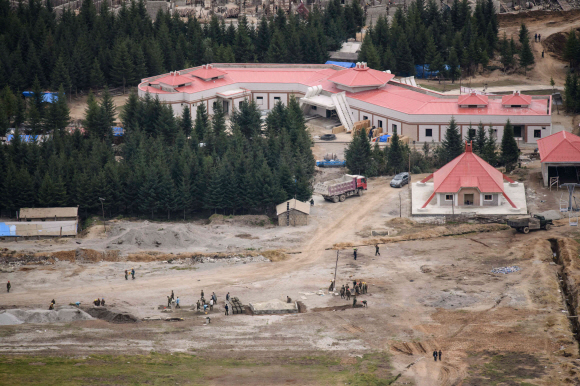 A photo taken on September 13, 2019 shows under-construction ski facilities in North Korea‘s northern city of Samjiyon. - The monumental construction project in the far reaches of North Korea ordered by leader Kim Jong Un, involves nothing less than the rebuilding of the entire town of Samjiyon, the seat of a county which includes the supposed birthplace of Kim’s father and predecessor Kim Jong Il, and Mount Paektu, the spiritual birthplace of the Korean nation. The plan includes a museum of revolutionary activities, a winter sports training complex, processing plants for blueberries and potatoes -- two of the area‘s most important crops -- a new railway line to Hyesan, and 10,000 apartments. (Photo by Ed JONES / AFP) / To go with NKorea-politics-economy-construction-Samjiyon, FOCUS by Sebastien Berger/2019-09-20 11:13:11/ <저작권자 ⓒ 1980-2019 ㈜연합뉴스. 무단 전재 재배포 금지.>