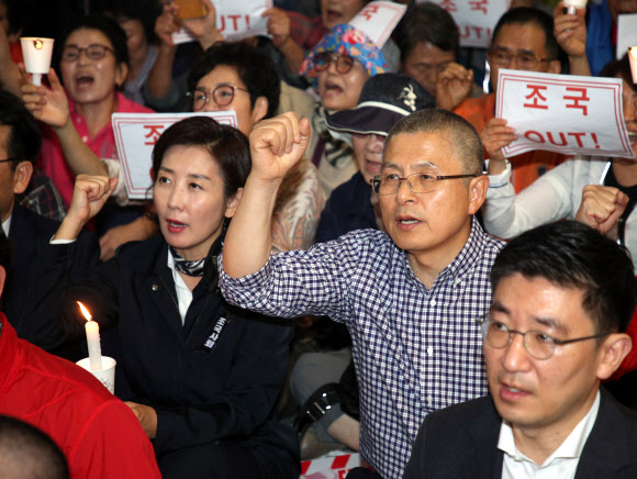 부산서 촛불 든 자유한국당