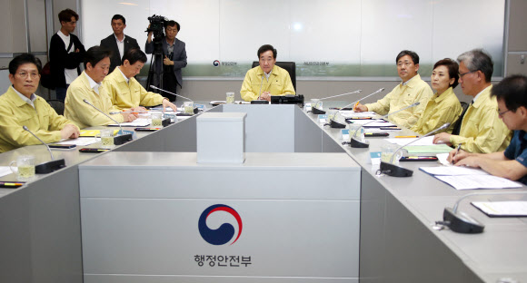 태풍 ‘타파’와 ASF 대응상황 점검회의 하는 이낙연 총리