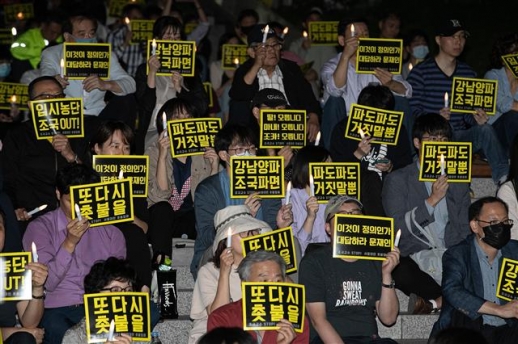 조국 장관 사퇴 촉구 촛불집회 19일 오후 서울 관악구 서울대학교에서 열린 ‘제4차 조국 STOP 서울대인 촛불집회’에 참가자들이 조국 법무부 장관의 사퇴를 촉구하고 있다. 2019.9.19  뉴스1