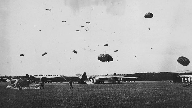1944년 아른헴 침투 낙하 작전을 통해 네덜란드 땅에 &#48715;을 디딘 연합군 병사들과 글라이더. AFP 자료사진