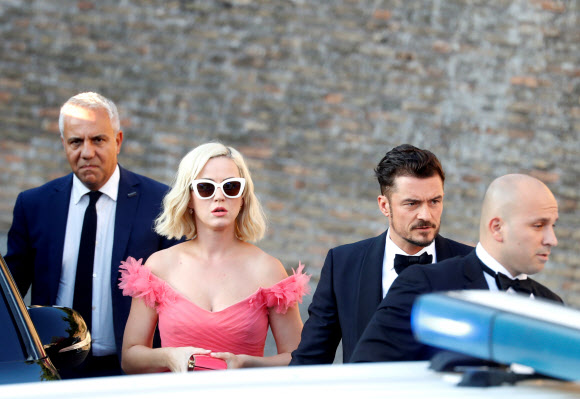 가수 케이티 페리와 배우 올랜도 블룸이 20일(현지시간) 이탈리아 로마에서 열린 패션디자이너 미샤 노누의 결혼식에 참석했다.<br>로이터 연합뉴스