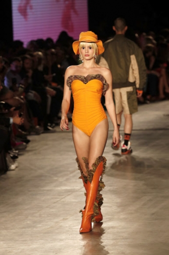 21일(현지시간) 이탈리아 밀라노에서 열린 ‘밀라노 패션위크’에서 패션브랜드 ‘GCDS’의 2020 봄/여름 컬렉션을 입은 모델이 런웨이를 걷고있다.<br>AP 연합뉴스