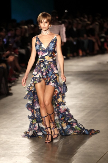 21일(현지시간) 이탈리아 밀라노에서 열린 ‘밀라노 패션위크’에서 패션브랜드 ‘GCDS’의 2020 봄/여름 컬렉션을 입은 모델이 런웨이를 걷고있다.<br>AP 연합뉴스