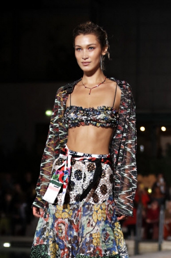 모델 벨라 하디드가 21일(현지시간) 이탈리아 밀라노에서 열린 ‘밀라노 패션위크’에서 패션브랜드 ‘미쏘니’의 2020 봄/여름 컬렉션을 입은 모델이 런웨이를 걷고있다.<br>AP 연합뉴스