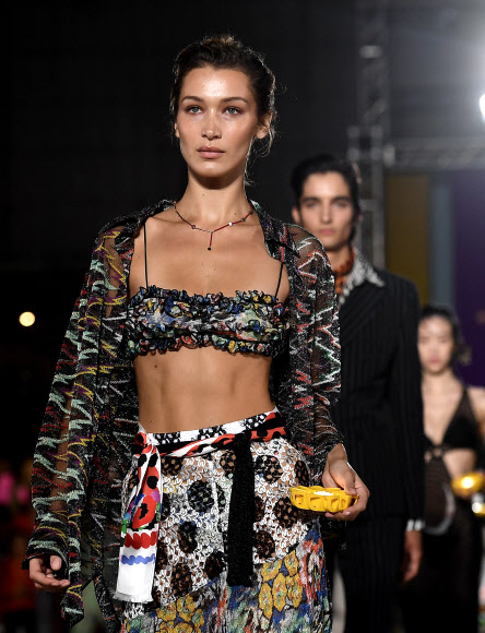 모델 벨라 하디드가 21일(현지시간) 이탈리아 밀라노에서 열린 ‘밀라노 패션위크’에서 패션브랜드 ‘미쏘니’의 2020 봄/여름 컬렉션을 입은 모델이 런웨이를 걷고있다.<br>AFP 연합뉴스