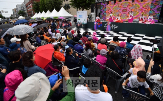 [서울포토] 서울 장안로 일대에서 열린 ‘세계거리춤축제’