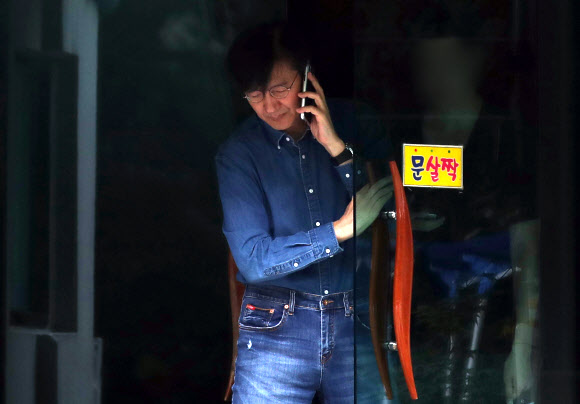 자택 나서는 조국 장관  조국 법무부 장관이 22일 오후 서울 서초구 방배동 자택을 나서고 있다. 2019.9.22 연합뉴스