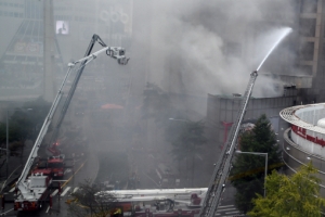 제일평화시장 화재 16시간만에 진화…스프링클러 없어 피해 키워