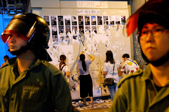 홍콩 16주째 주말 시위… 친중파 ‘레넌 벽’ 훼손 