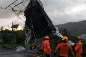 강풍·폭우 속 버스 추락 19명 사상… 주택 무너져 70대 참변