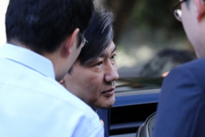 [포토] ‘검찰의 자택 압수수색’ 직전 조국 장관 출근길