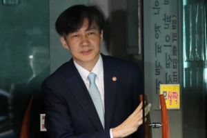 조국 출근~퇴근까지 11시간 압수수색… 정경심·딸 자택서 지켜봐