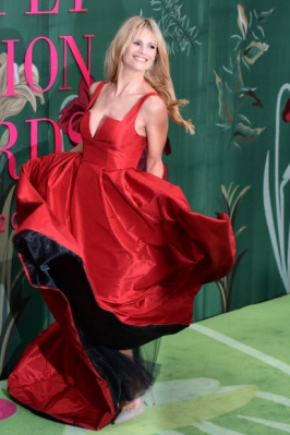 모델 미셸 헌지커가 22일(현지시간) 이탈리아 밀라노에서 열린 ‘2020 여성 봄 패션 위크’ 중 ‘그린 카펫 패션 어워드 이탈리아 2019’에 참석해 포즈를 취하고 있다. AFP 연합뉴스