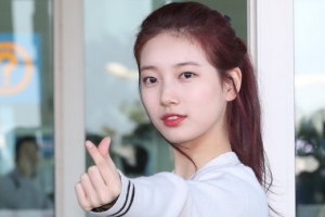 “하트 안 받으면 유죄” 수지, 공항 밝힌 ‘러블리’ 패션