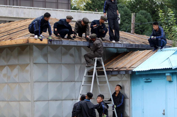 남북·유엔사, JSA 건물 피해복구…사상 첫 3자협력 보수  23일 유엔사에 따르면 남북한과 유엔사는 3자 협력으로 지난 12~14일 사흘간 JSA 내 군사정전위원회 회의실 건물 지붕 등을 공사했다. 북한 측 작업 인력이 유엔사 승인 아래 JSA 내 군사분계선(MDL)을 넘나들며 보수 공사를 했다. 보수 공사는 강풍을 동반한 제13호 태풍 ‘링링’으로 파손된 회의장 건물 지붕 등을 주로 수리했다. 북한 측에서는 인력 10여명이 동원됐다. 2019.9.23 [유엔사 페이스북 캡처. 재판매 및 DB 금지] 연합뉴스