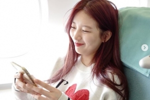 “하트 폭격” 수지, 비행기 안에선 어떤 모습?[EN스타]