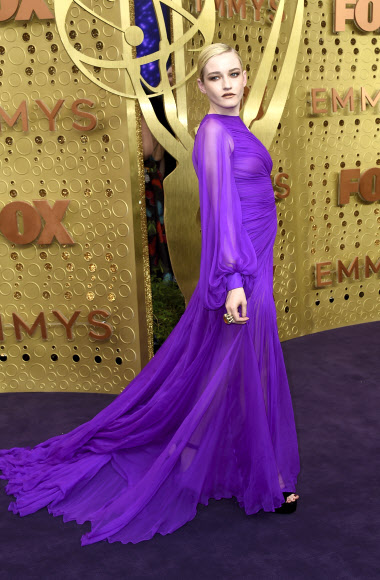 줄리아 가너가 22일(현지시간) 미국 캘리포니아주 로스앤젤레스의 마이크로소프트 극장에서 열린 ‘the 71st Primetime Emmy Awards’에 참석해 포즈를 취하고 있다. AP 연합뉴스