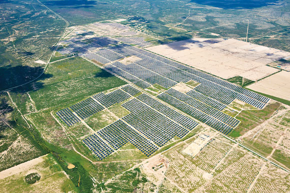 투자의 귀재 워랜 버핏이 4529억원에 인수한 알라모 6 태양광 발전소 전경.