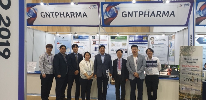 제10회 세계뇌신경과학총회(IBRO) 기조강연을 위해 방한한 미국 샌포드 번햄 프리비스 의학연구소의 제럴드 천 교수(왼쪽에서 다섯번째)가 23일 대구 엑스포 행사장에 마련된 지엔티파마 전시 부스 앞에서 회사 관계자들과 기념촬영 하고 있다. 　 