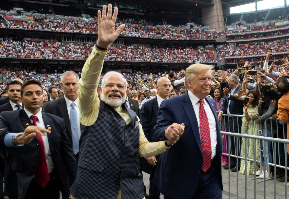 인도계 미국인 5만명 집회서… 모디 손잡은 트럼프 