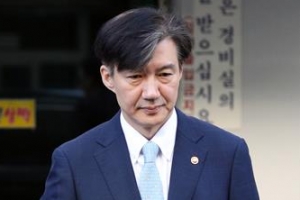 조국 직접 겨눈 檢…법무장관 첫 압수수색