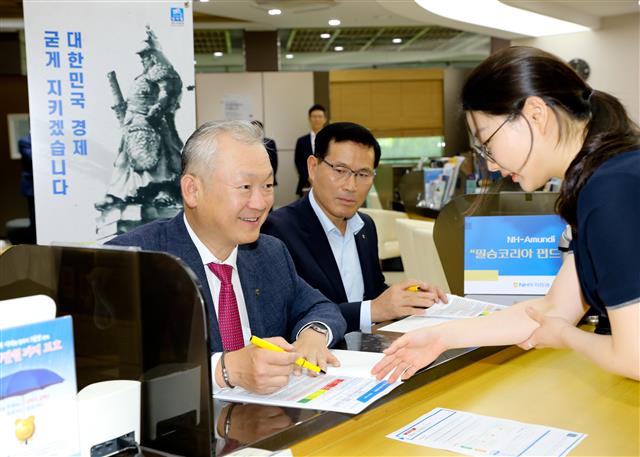 정영채(왼쪽) NH투자증권 사장이 지난달 22일 서울 여의도 NH투자증권 영업부금융센터에서 ‘NH-아문디 필승코리아 펀드’에 가입했다. NH투자증권 제공