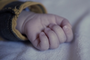 생후 3개월 된 딸 놔두고 외출…숨지게 한 20대 부부 구속